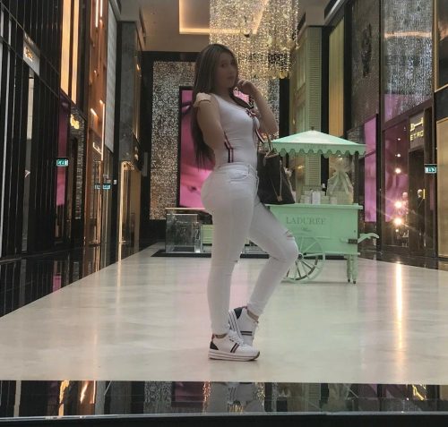 Genç Escort Bayan; Bir Tutkunun Peşinde Macera