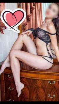 Doğal Güzelliği ve İrresistible Çekiciliği ile Genç Escort Bayan